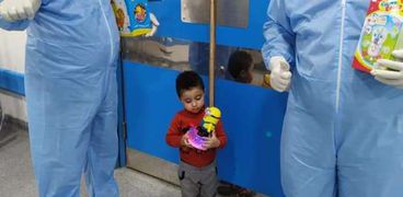 فرحة اطفال الحجر الصحي في الإسكندرية بعد توزيع العاب وفوانيس جديدة