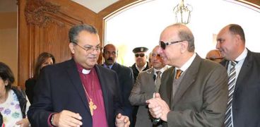 محافظ القاهرة  يقدم التعنئة للكنيسة الانجيلية