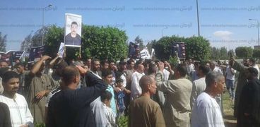 أهالي قرية شما يتظاهرون أثناء إنعقاد الجلسة للمطالبة بالقصاص