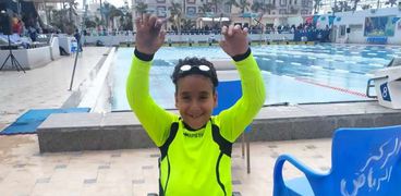 «محمد» بطل سباحة من ذوي الهمم