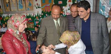 رئيس مركز ومدينة مطوبس يتابع الحملة القومية للتطعيم ضد مرض شلل الأطفال