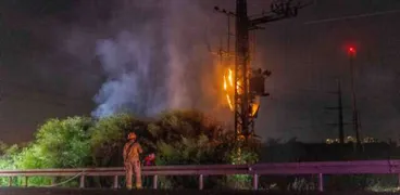 حريق في عمود كهرباء في وسط إسرائيل بعد إصابته بصاروخ