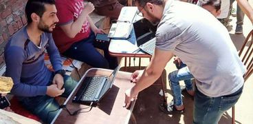 «محمود» يجهز أدواته لمساعدة التلاميذ