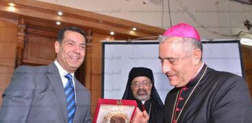 سفير الفاتيكان من اسيوط : مصر ارض مباركة وباركها الله وادعو اقباط العالم للحج المقدس لها