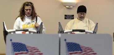 مواطنان أمريكيان أثناء التصويت فى الانتخابات الرئاسية «صورة أرشيفية»