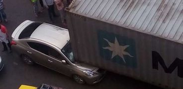 بالصور سقوط "كونتينر" على سيارة ملاكي شرق الإسكندرية