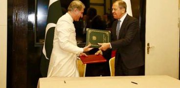 لافروف وقريشي خلال توقيع البيان - وكالة الانباء الباكستانية