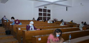 طلاب التعليم المدمج جامعة القاهرة أثناء اداء الامتحانات
