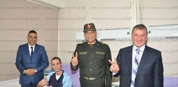 محافظ كفر الشيخ اثناء زيارته لابطال سيناء