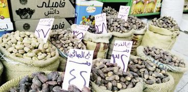 أسماء مختلفة للبلح فى سوق الساحل أشهرها «مانى» و«صلاح»