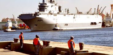 رجال القوات البحرية خلال استقبال «الميسترال» «أنور السادات» فى ميناء الإسكندرية