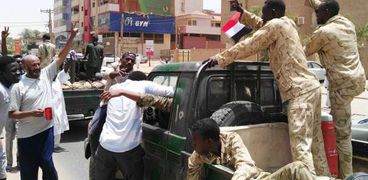 عناصر من الجيش السودانى تتلقى التحية من المتظاهرين