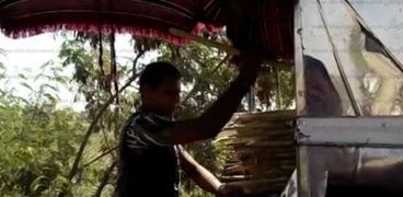 بالفيديو والصور| بماكينة عصير قصب متنقلة.. كريم يحارب البطالة: "مقدرش استغنى عن الشغل"