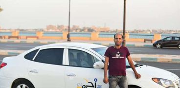 خالد باشا .. سائق تاكسي السويس