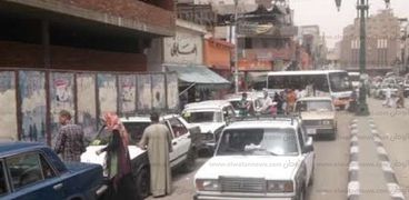 بالصور| طوابير سيارات وزحام بسبب أزمة الوقود في أسيوط