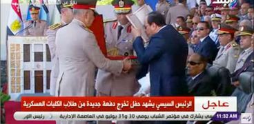الرئيس عبد الفتاح السيسي يقبل المصحف الشريف