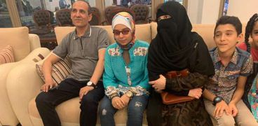 لوجين أحمد مع والديها