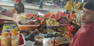 الشاب إبراهيم يبيع الفاكهة الكوكتيل بدمياط