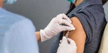 تطعيم المواطنين بلقاحات كورونا