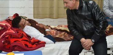 سكرتير معام حافظة مطروح خلال زيارته مصاب سيوة بمستشفى مطروح العام