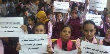 بالصور| وقفة احتجاجية لطلاب مدارس في قنا للمطالبة بتأمين الطرق