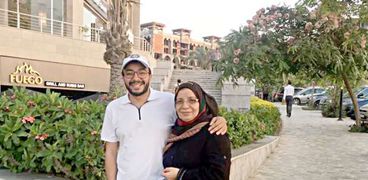 حسام داغر ووالدته
