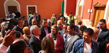 محافظ الأقصر ووزيرة التضامن يشهدان احتفالية تسليم إعادة إعمار 30 منزلا بالأقصر