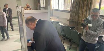 محافظ أسيوط يدلي بصوته في الانتخابات الرئاسية