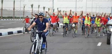 بالصور وزير الشباب يشارك 1800 شاب وفتاة ماراثون الدراجات بشرق القناة وعبور الأنفاق.