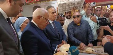 محافظ بورسعيد ورئيس حماية المستهلك