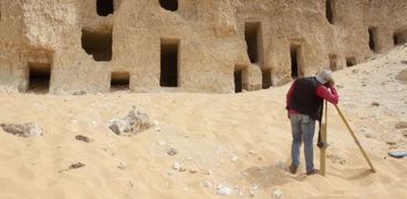اكتشاف مقابر صخرية بطرز مختلفة في جبانة الحامدية شرق سوهاج