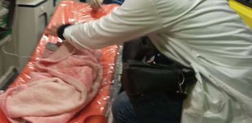 الطفلة ميرا أثناء نقلها إلى مستشفى معهد ناصر