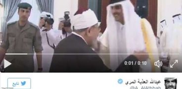 تميم يقبل رأس القرضاوي