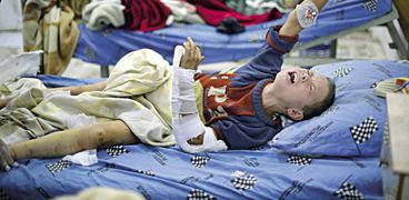 طفل سورى مصاب خلال علاجه بمستشفى بـ«جسرين» «أ. ف. ب»