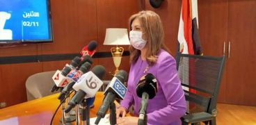 السفيرة نبيلة مكرم وزيرة الهجرة وشئون المصريين في الخارج اثناء متابعتها لانتخابات  المصريين في الخارج
