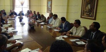 لجنة تنمية جنوب الوادي برئاسة محلب تجتمع بالقيادات التنفيذية بأسوان