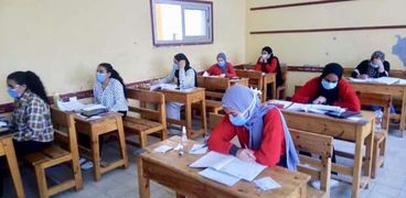 مجموعة من الطالبات أثناء أداء امتحان اليوم