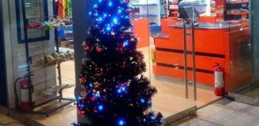 بابا نويل يفاجئ السائحين بتوزيع الهدايا علي الأطفال والمسافرين بالمطارات المصريه