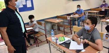 محافظ أسوان يتفقد لجان اختبارات تحديد المستوى التعليمي لأوائل الإعدادية
