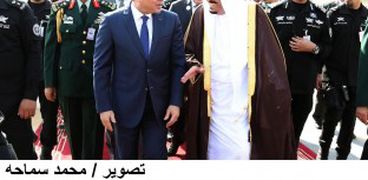 الملك سلمان خلال استقبال الرئيس السيسي - أرشيفية