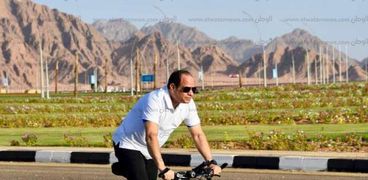 الرئيس عبد الفتاح السيسي يتفقد مدينة شرم الشيخ بـ"الدراجة"