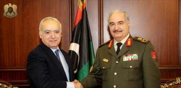 المشير خليفة حفتر مع المبعوث الأممي لليبيا غسان سلامة