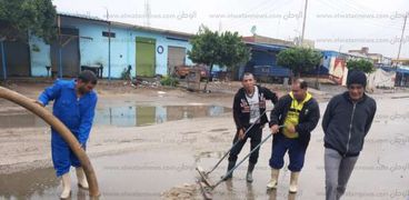 بعد هطول أمطار أعمال شفط للمياه بقرية سرابيوم بالإسماعيلية.
