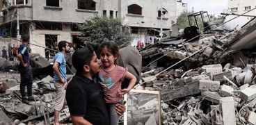 طفلة فلسطينية تبكي بجوار حطام منزل أسرتها
