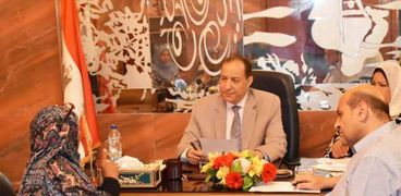 نائب محافظ أسوان خلال جلسة مع مواطنين المحافظة