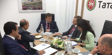 جانب من اجتماع وزير التجارة والصناعة ونظيريه الروسي و التترستاني