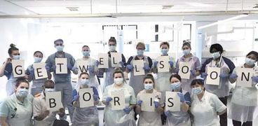 أطباء يحملون لافتات لدعم «جونسون» وتمنى الشفاء العاجل