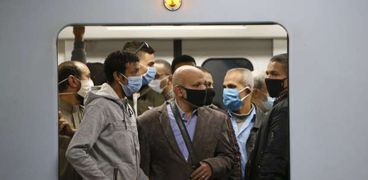 الركاب يلتزمون بارتداء الكمامات الطبية داخل عربات مترو الأنفاق لمواجهة كورونا