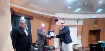 الدكتور أحمد برهوم خلال تكريمه لحصوله على الجائزة الأولى في النشر العلمي الدولي
