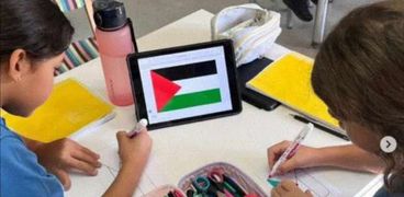 أطفال مصر يرسمون علم فلسطين